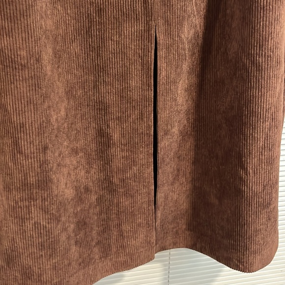 Dazy brown corduroy skirt, size XL, NWOT,featuring slit up the front - Picture 3 of 5